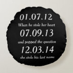 Romantic Moments Personalized Dates Custom Wedding Rond Kussen<br><div class="desc">Perfect cadeau voor pas gehuwde paren. Pas deze aan met uw gedenkwaardige momenten en uw favoriete achtergrondkleur.</div>