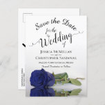 Romantic Navy Blue Roos Wedding Save the Date Aankondigingskaart<br><div class="desc">Deze mooie briefkaarten zijn een geweldige manier om je vrienden en familie te laten weten dat ze de datum voor je aanstaande bruiloft kunnen redden. Het ontwerp is voorzien van een prachtig langwerpig gesteenteld blauw roos dat aan de zijkant staat en dat in een zwembad met golven en rimpels reflecteert....</div>