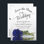 Romantic Navy Blue Roos Wedding Save the Date Aankondigingskaart<br><div class="desc">Deze mooie briefkaarten zijn een geweldige manier om je vrienden en familie te laten weten dat ze de datum voor je aanstaande bruiloft kunnen redden. Het ontwerp is voorzien van een prachtig langwerpig gesteenteld blauw roos dat aan de zijkant staat en dat in een zwembad met golven en rimpels reflecteert....</div>