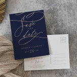 Romantic Navy Calligrafie Save the Date Briefkaart<br><div class="desc">Deze romantische marinescalligrafie is het briefkaart van de datumaankondiging perfect voor een eenvoudige bruiloft. Het moderne klassieke ontwerp is voorzien van fancy draden en grillen met prachtige elegante handgeschreven faux champagne Gold folie-typografie.</div>