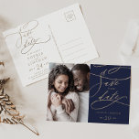 Romantic Navy Calligraphy Photo Save the Date Uitnodiging Briefkaart<br><div class="desc">Deze romantische marinescalligrafie foto,  behalve het briefkaart van de datumaankondiging,  is perfect voor een eenvoudige bruiloft. Het moderne klassieke ontwerp is voorzien van fancy draden en grillen met prachtige elegante handgeschreven faux champagne Gold folie-typografie.</div>