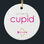 Romantic "Noem me gewoon Cupid" Valentijnsdag Keramisch Ornament<br><div class="desc">Op de voorkant van dit romantische keepaseornament van de Januzische Galerij staat de uitdrukking "noem me maar druk" in een gestileerde magenta roze en grijs type. Het omvat ook de boog en pijl van de kerub. De achterkant is een stevige magenta roze. Maak het uniek van u door een naam...</div>