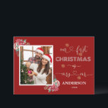 Romantic ons eerste kerstfeest als de heer & Mrs P Kaart<br><div class="desc">Luxe design met moderne en unieke "onze eerste kerstdagen als mrs. en mr."-typografie, kerstheerregeling voor de waterverf (heilige bessen, mistletoe, kerstballen), faux gouden sneeuwvlokken, uw foto op een rode achtergrond. Het gebruik personaliseert hulpmiddel om uw info en uw foto toe te voegen. Ga voor meer ideeën naar mijn Collectie voor...</div>