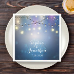 Romantic Outdoor Wedding Twinkle String Lights Servetten<br><div class="desc">Viel je bruiloft met deze papieren luiers met licht kronkelende lampen tegen een romantische buitennachtelijke hemel gevuld met magische schitterende sterren. Voeg de bruid- en bruidenamen en trouwdatum toe om je te personaliseren. Ook verkrijgbaar in luncheon en diners. Ideaal voor een romantische tuin, een buitenstrand, een strand of een wijngaard...</div>
