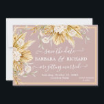 Romantic Pampas Grass Floral Wedding Save Date Kaart<br><div class="desc">Unieke en romantische boho pampasgras en stoffige roze/perzikbloemen tegen een stoffige roze achtergrond van het roos markeren deze florale Save the Date. Het letterteren in een terracotta schaduw met elementen van manuscriptkalligrafie en glyphs. Een mooie ontwerpkeuze om de toon te zetten voor je trouwfeest. Stuur een e-mail naar charmdesignstudio@rcn.com voor...</div>