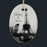 Romantic Paris breekt de Eiffel Tower bruiloft op Keramisch Ornament<br><div class="desc">Een uniek uitzicht van de Eiffeltoren verlicht voor Valentijnsdag. Deze versieringen zijn perfect voor bruiloften en verjaardagen. Deze romantische foto werd genomen op mijn huwelijksreis in Parijs op Valentijnsdag. Het wordt niet romantischer dan dat.</div>