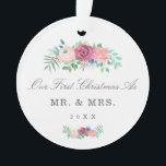 Romantic Pastel Pink Floral Garland Weduwfoto Ornament<br><div class="desc">Ben je dit jaar getrouwd? Voeg een herinnering toe aan uw kerstboom met dit elegante ornament voor huwelijksaandenken met de boodschap "Onze Eerste Kerstmis als Mr en Mrs" en het jaar van uw bruiloft. Voeg je favoriete foto toe aan de achterkant. Dit ornament is ook een geweldig cadeau voor een...</div>