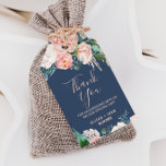 Romantic Peony Flowers | Blauw Dank u wel Cadeaulabel<br><div class="desc">Deze romantische pony bloemen blauw dank je dat cadeautjes labels perfect zijn voor een elegante bruiloft. Het bloemontwerp heeft een blauw roze,  perzige en witte waterverf met een cascading op een blauw marineklein. Pas de labels aan met uw namen en de datum.</div>