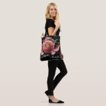 Romantic Pink Floral Bouquet op Black Tote Bag<br><div class="desc">Romantisch en humeurig, deze canvas tas is het perfecte geschenk voor leden van je bruidsfeest. Het bloemontwerp is voorzien van een natuurlijke strook van wazige roze rozen en een verbluffend ranunculus met donkergroene bladeren in een luxe opstelling bij een zwarte waterverf was. U kunt zich met een naam en een...</div>