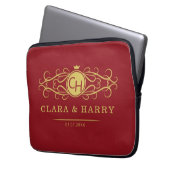 Romantic red gold elegant monogramme wedding laptop sleeve (Voorkant Links)