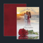 Romantic Red Rose Foto Bekleding White Text Wedden Save The Date<br><div class="desc">Deze bruiloft Save the Date-kaarten zijn romantisch, elegant, klassiek en mooi. Ze bevatten een enkele rode rode roos met lange steeltjes die reflecteert in een poel water met golven en rimpels, die over de bodem van uw volledige foto van het lijst zijn gestreken. De witte tekst is een fancy manuscriptkalligrafie...</div>