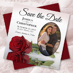 Romantic Red Rose met Oval Foto Weddenschap Save The Date<br><div class="desc">Deze mooie redder de datumkaarten zijn de perfecte manier om je vrienden en familie te laten weten hoe je trouwt. Ze zijn voorzien van een elegant ontwerp met een enkele rode rode roos met lange stembanden die reflecteert in een pool van water met golven en rimpels met uw foto in...</div>