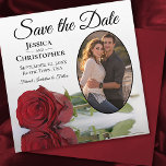 Romantic Red Rose op White met Oval Photo Weddensc Save The Date<br><div class="desc">Deze mooie redder de datumkaarten zijn de perfecte manier om je vrienden en familie te laten weten hoe je trouwt. Ze zijn voorzien van een elegant modern bloemontwerp met een enkele rode rode rode roos met lange stembanden die reflecteert in een pool water met golven en rimpels met je foto...</div>