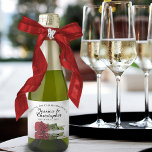 Romantic Red Rose Weddenschap Hartelijk dank Sparkling Wijnetiket<br><div class="desc">Deze mooie miniatuurchampagne-etiketten zijn perfect als toevoeging aan je bridale waszak, of gewoon voor het bedanken van gasten en familie. Het prachtige ontwerp is voorzien van een afbeelding van één enkele langwerpige rode roos aan de zijkant die in een pool van water reflecteert. In de tekst staat: Dank u voor...</div>
