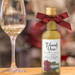 Romantic Red Rose Weddenschap Hartelijk dank Wijn Etiket<br><div class="desc">Deze prachtige mini-wijnflesetiketten zijn perfect voor gebruik als trouwfeesten of cadeaus voor speciale gasten, familie of leden van je bruidsfeestje. Het elegante ontwerp is voorzien van één rode roos die reflecteert in een pool water met golven en rimpels. Er is ruimte voor de namen van het koppel, de trouwdatum en...</div>