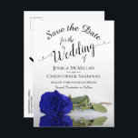 Romantic Royal Blue Roos Wedding Save the Date Aankondigingskaart<br><div class="desc">Deze mooie briefkaarten zijn een geweldige manier om je vrienden en familie te laten weten dat ze de datum voor je aanstaande bruiloft kunnen redden. Het ontwerp is voorzien van een prachtig, lang gesteenteld koninklijk blauw of kobalt gekleurd roos dat aan de zijkant staat en dat in een zwembad met...</div>