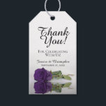 Romantic Royal Paars Roos Weddenschap Hartelijk da Cadeaulabel<br><div class="desc">Deze trouwcadeaulabels zijn ontworpen om te worden gebruikt met gunsten of cadeaus voor familie, speciale gasten, of leden van uw bruidsfeestje. Het ontwerp is eenvoudig, maar elegant met één enkel lang gesteenteerd diep paars roos dat in een pool van water met golven en rimpels reflecteert. De titel luidt: Bedankt voor...</div>