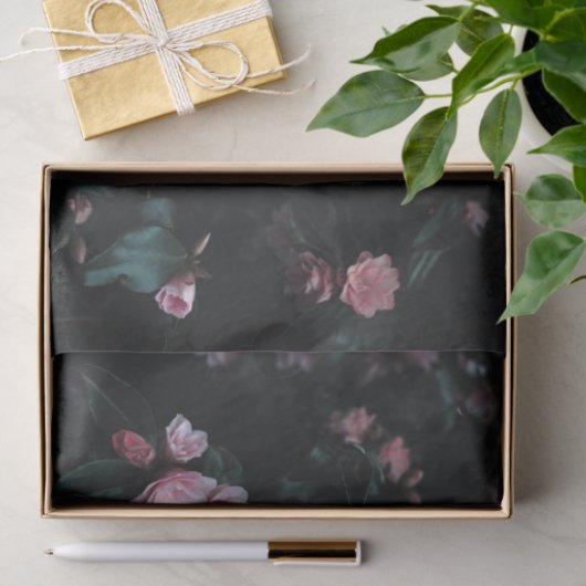 Romantic roze bloemen op donkere achtergrond tissuepapier (Geschenk)