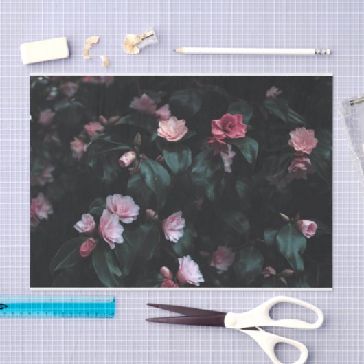 Romantic roze bloemen op donkere achtergrond tissuepapier (Craft)