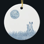 Romantic Snuggle Bunny Love Blue Moon personaliser Keramisch Ornament<br><div class="desc">Viel de bruiloft van newlyweds met een keramisch siermiddel dat perfect is voor Kerstmis of als schattig decor. Mijn waterverf schildert in klassieke blauwe en witte shows een schattig romantisch konijnenstel onder een grote blauwe maan met een hartontwerp. Eenvoudig en hartstikke, keert het siermiddel terug om de namen van het...</div>