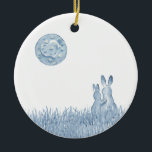 Romantic Snuggle Bunny Love Blue Moon personaliser Keramisch Ornament<br><div class="desc">Viel de bruiloft van newlyweds met een keramisch siermiddel dat perfect is voor Kerstmis of als schattig decor. Mijn waterverf schildert in klassieke blauwe en witte shows een schattig romantisch konijnenstel onder een grote blauwe maan met een hartontwerp. Eenvoudig en hartstikke, keert het siermiddel terug om de namen van het...</div>