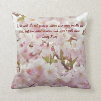 Romantic Soft Tones Cherry Blossom en Bee Kussen