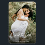 Romantic sparen de Verticale Foto van de Datum Magneet<br><div class="desc">Prachtige, romantische, chic en modern, pas deze sjabloon Save the Date magnet aan met uw eigen foto, namen, trouwdatum, locatie om uw verloving aan te kondigen. Deel een speciale foto om de bruid en de groom aan familie en vrienden te introduceren. Moderne, handschrift stijlmanuscript, witte bekledingtypografie, een zwarte laag over...</div>