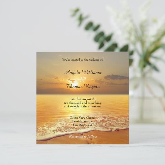 Romantic Sunset Beach Wedding Invitation Kaart (Staand voorkant)