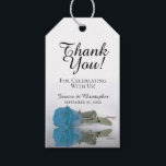 Romantic Turquoise Blue Roos Weddenschap Cadeaulabel<br><div class="desc">Deze trouwcadeaulabels zijn ontworpen om te worden gebruikt met gunsten of cadeaus voor familie, speciale gasten, of leden van uw bruidsfeestje. Het ontwerp is eenvoudig maar elegant met één enkel blauw, turquoise of azuurgekleurd roos met een laag golven en rimpels in water. De titel luidt: Bedankt voor het vieren met...</div>