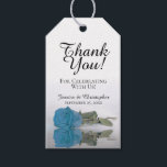 Romantic Turquoise Blue Roos Weddenschap Cadeaulabel<br><div class="desc">Deze trouwcadeaulabels zijn ontworpen om te worden gebruikt met gunsten of cadeaus voor familie, speciale gasten, of leden van uw bruidsfeestje. Het ontwerp is eenvoudig maar elegant met één enkel blauw, turquoise of azuurgekleurd roos met een laag golven en rimpels in water. De titel luidt: Bedankt voor het vieren met...</div>