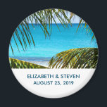 Romantic Turquoise Tropical Beach Wedding Magneet<br><div class="desc">Bruiloft magneet gepersonaliseerd met uw namen en datum. Ontworpen met een prachtige foto van een turquoise tropisch strand met grote groene palmschijfjes die de scène omlijsten.</div>