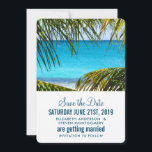 Romantic Turquoise Tropical Beach Wedding Save The Date<br><div class="desc">Een bruiloft redt de date platte kaart met een prachtige foto van een tropisch strand met turkooizen met grote groene palmschijfjes die de scène omvormen.</div>