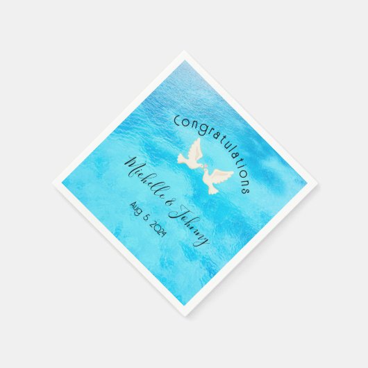 Romantic - twee duven met een roze hart op blauw servet (Hoek)