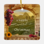 Romantic Vineyard (bruiloft) Fotoornament Keramisch Ornament<br><div class="desc">Een prachtig klassiek ornament met een wijngaard: een romantisch landschap in Italiaanse stijl, omgeven door een Romeinse boog, druiven, wijn en een zonnebloem. U kunt het landschap vervangen door uw eigen favoriete foto (optioneel). De trouwringen zijn ook op een afzonderlijk dossier en kunnen worden verwijderd als u hen niet nodig...</div>