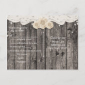 Romantic White Flower & Pearls Rustic Wood RSVP Uitnodiging Briefkaart (Achterkant)