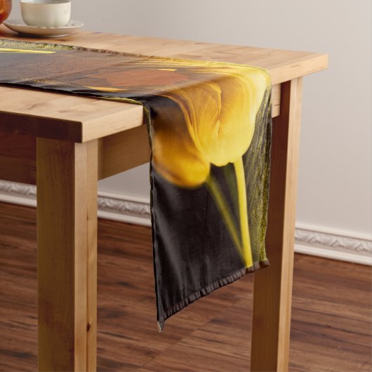 Romantic Yellow Tulip Korte Tafelloper (Voorbeeld)