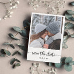 Romantic Zwarte Calligrafie van de Foto sparen de  Save The Date<br><div class="desc">Dubbelzijdig sparen de datumkaart met een  zwarte kalligrafiesmanuscript onder een foto van gelukkige twee wordt gedrukt die. Voeg je trouwdatum onder. Op de rug,  voeg meer details en een andere romantische foto toe.</div>