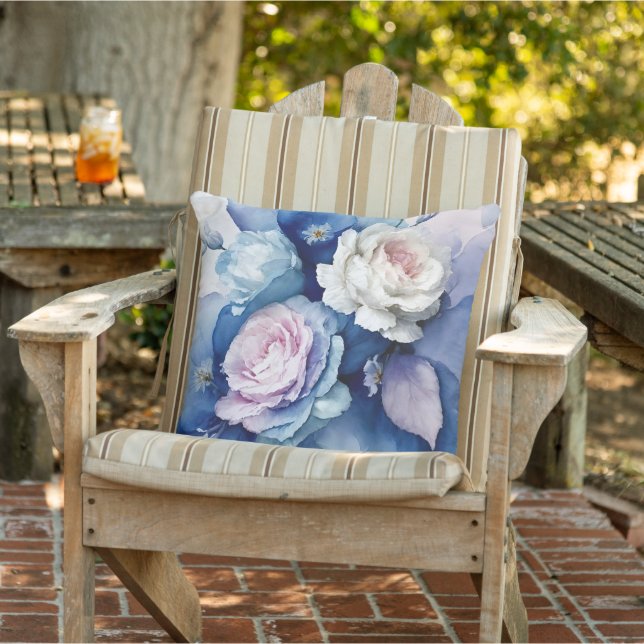Romantisch Blauw en Blush Waterverf Rozen Floral A Buitenkussen (Stoel)