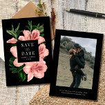 Romantisch  Bloemen Blush Roze Zwart Bruiloft Save The Date<br><div class="desc">Deze prachtige bruiloft bewaar de datumkaart met een handbeschilderd  bloemontwerp (azalea's) in blush roze op een zwarte achtergrond. Het bevat eenvoudige,  stijlvolle tekst aan de voorkant,  een fotosjabloon aan de achterkant en meer tekst sjablonen aan de achterkant voor verdere personalisatie.</div>