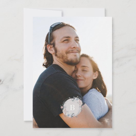 Romantisch Bloemen Monogram Krans Foto Huwelijk Kaart (Achterkant)