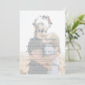 Romantisch Bloemen Monogram Krans Foto Huwelijk Kaart (Staand voorkant)