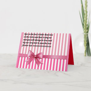 Romantisch boodschapgedicht op roze doos met linte kaart