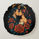 Romantisch bruidspaar rond kussen<br><div class="desc">Verhoog elke leefruimte met dit prachtige ronde werpkussen, met een hartverwarmende illustratie van een bruidspaar omlijst met delicate bloemen en symbolische trouwringen. Ontworpen in een levendige, semi-realistische vectorkunststijl, maken de gecentreerde compositie en het gedurfde moderne palet het pop - of het nu op een bank, bed of leeshoek wordt weergegeven....</div>