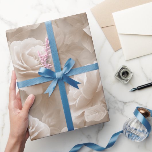 Romantisch Crème Roze Beige Bloemmotief Cadeaupapier (Geschenken)