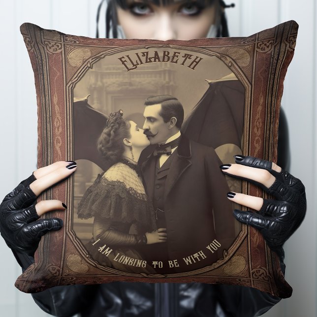  romantisch dracula kussen vampier gotisch (The perfect Gothic pillow for your Gothic Bedroom. Dracula takes a woman into his seductive embrace.)