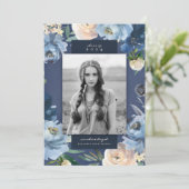 Romantisch Dusty Blue Floral Afstuderen Foto Aankondiging (Staand voorkant)