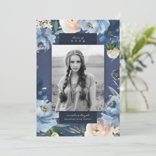 Romantisch Dusty Blue Floral Afstuderen Foto Aankondiging (Staand voorkant)