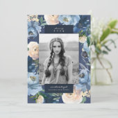 Romantisch Dusty Blue Floral Afstuderen Foto Aankondiging (Staand voorkant)