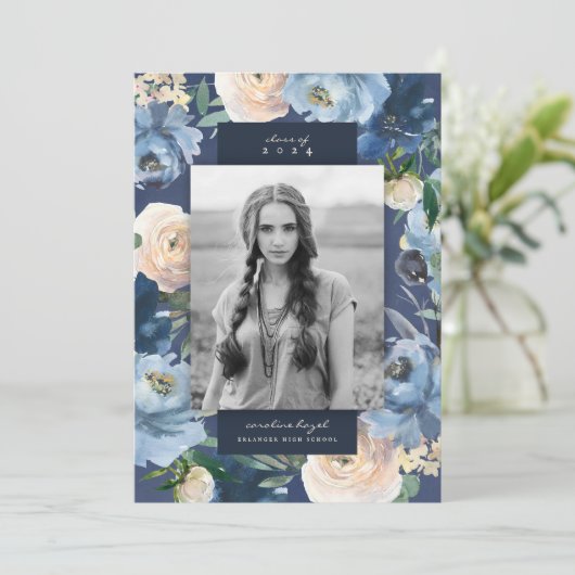 Romantisch Dusty Blue Floral Afstuderen Foto Aankondiging (Staand voorkant)