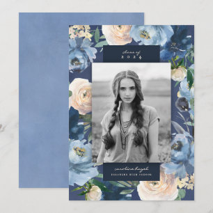 Romantisch Dusty Blue Floral Afstuderen Foto Aankondiging